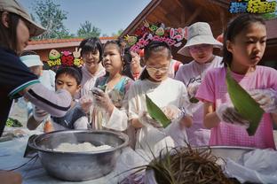 外线失准！布克14中7得15分4板7助2断 三分球7投1中